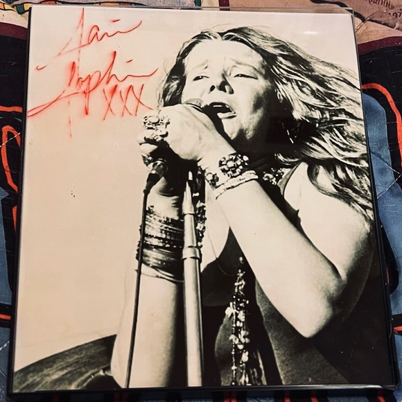 JANICE JOPLIN Accessories - JANIS JOPLIN 8X10 Framed Autographed Photo Unbelievable, man. EXTREMELY RARE